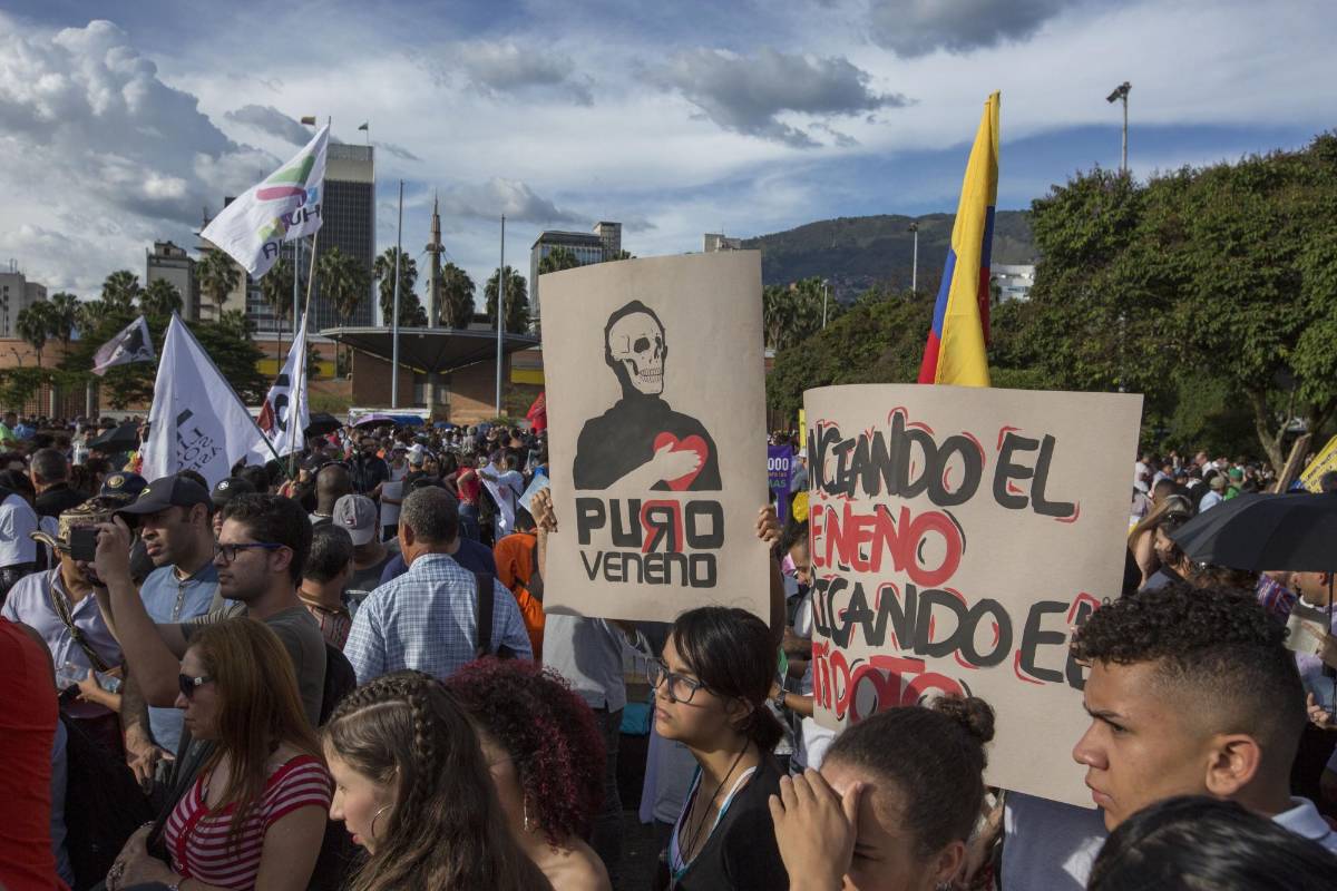 Luego inició la marcha a las 5:00 p.m. y se movilizó por la avenida Oriental, hasta el Museo Casa de la Memoria, en el barrio Bostón. FOTO EDWIN BUSTAMANTE