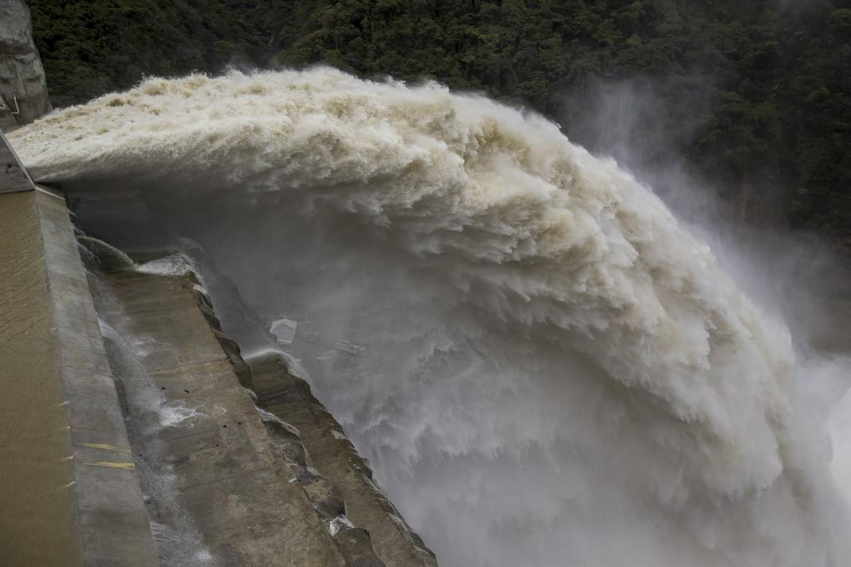 La apertura de esta compuerta le permite a EPM iniciar la recuperación de la megaobra. Foto Jaime Pérez