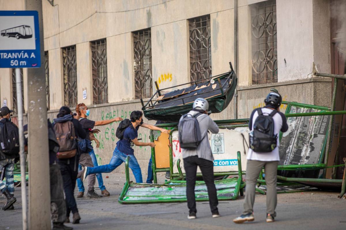 Un grupo de personas atacó el comando de la Policía. FOTO CARLOS VELÁSQUEZ