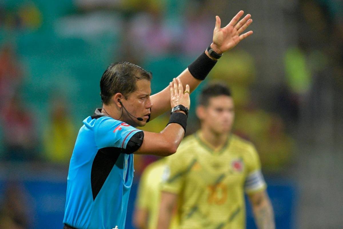 De nuevo el VAR fue accionado para rectificar a los 89 minutos la decisión del árbitro de conceder un penalti sobre Díaz. No existió la falta. FOTO AFP