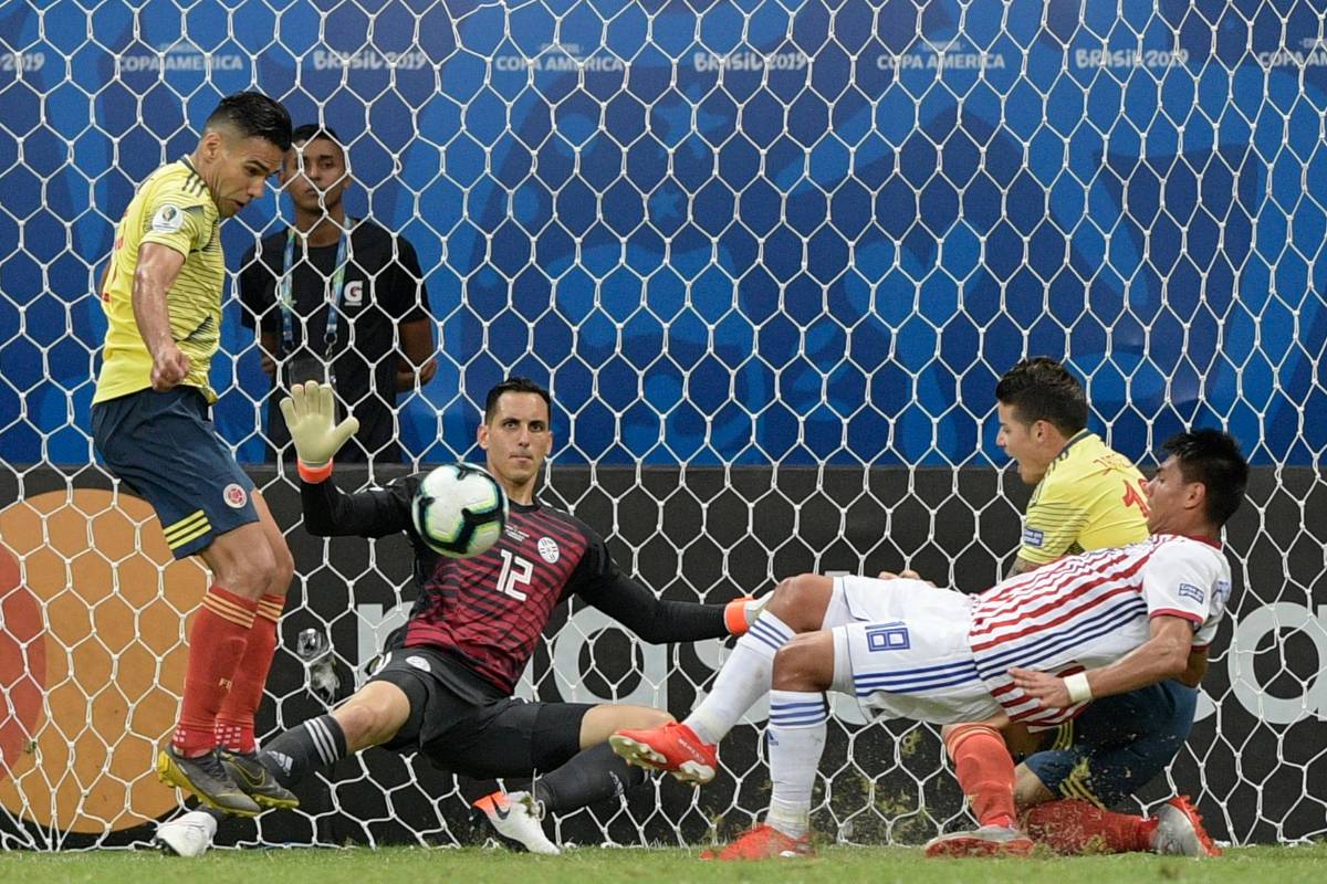 Aún así, Colombia siguió con el arco paraguayo en la mira y el dominio casi total del partido. Parecía el equipo de la necesidad, mientras Paraguay empezaba a ser presa del desespero y solo se acercaba al arco rival con garra y coraje, mas no con ideas. FOTO AFP