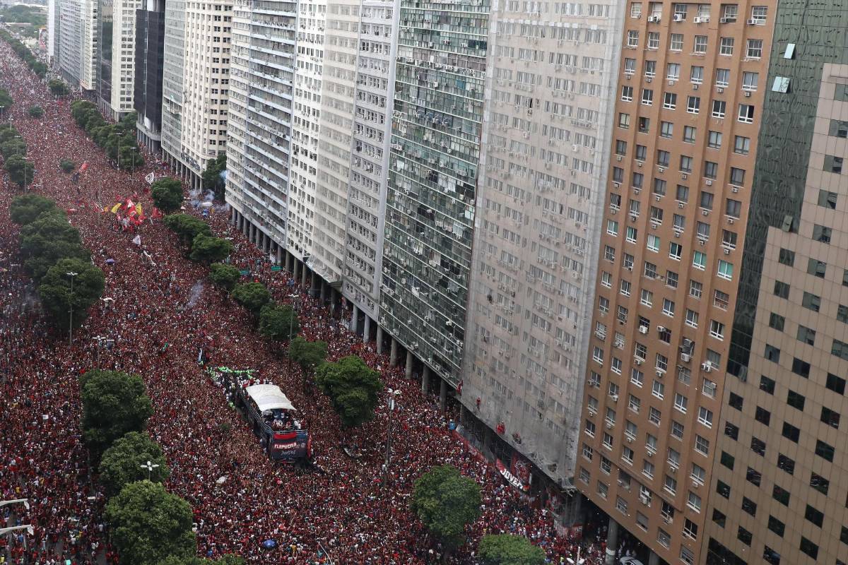 La fiesta podría prolongarse hasta bien entrada la noche si el Flamengo se proclama este domingo campeón del Brasileirao, título que levantó por última vez en 2009. Foto: EFE