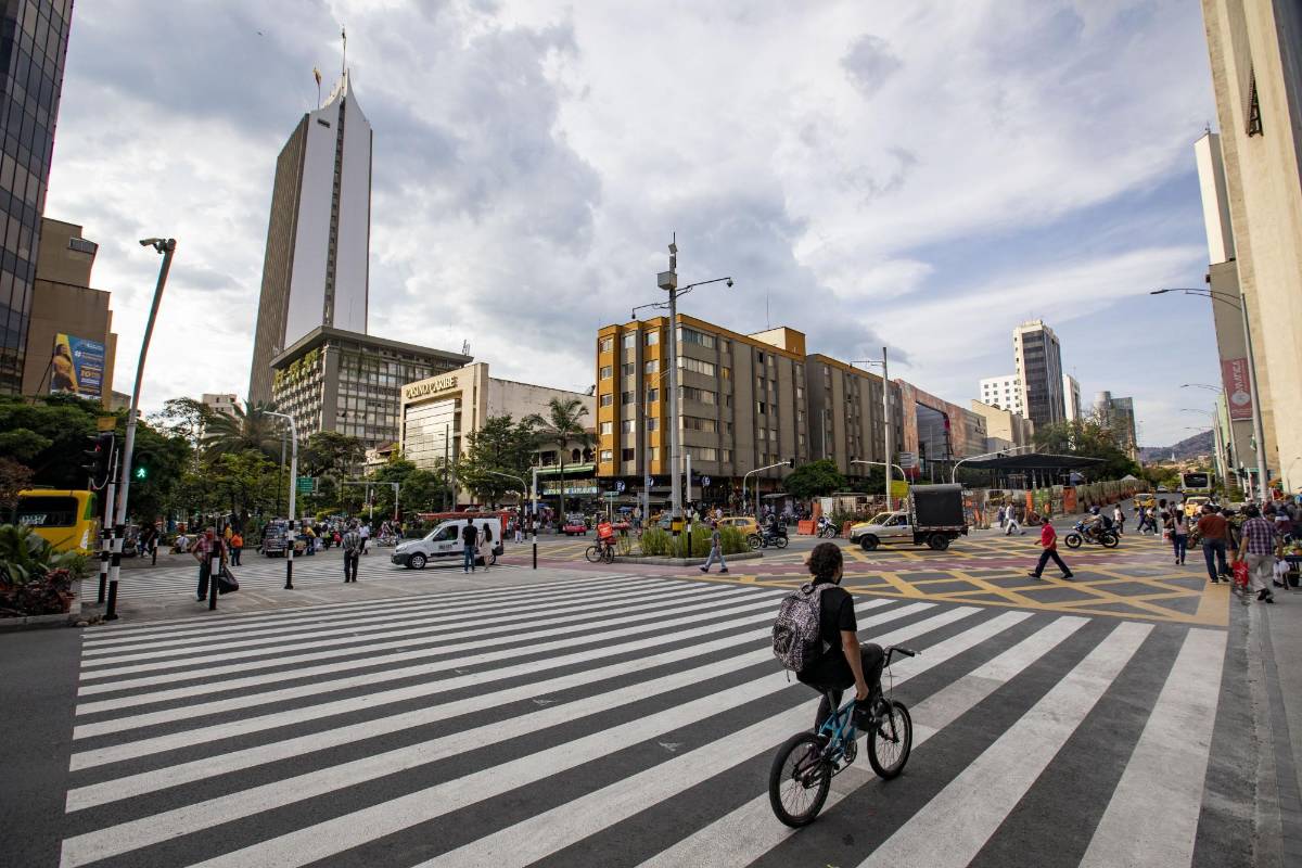 La Empresa de Desarrollo Urbano (EDU) presentó la nueva cara de esta vía, estratégica para el Centro, hecha con materiales que permiten el drenaje de aguas superficiales y la reducción del ruido. FOTO EDWIN BUSTAMANTE
