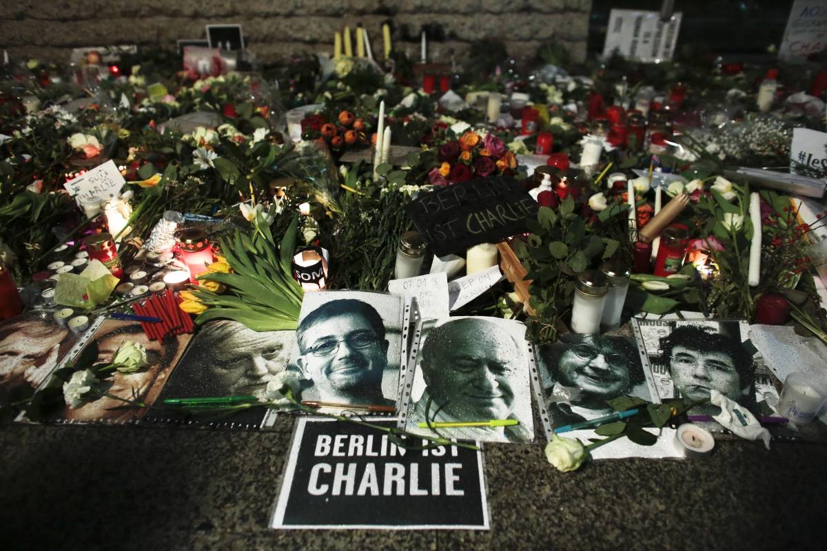 Los asistentes portaron carteles con la frase “Je suis Charlie”, símbolo del rechazo contra los ataques a la libertad de prensa tras el atentado al semanario satírico “Charlie Hebdo”, y depositaron ante la legación mensajes de solidaridad, ramos de flores y velas encendidas en memoria de las 17 víctimas de esos actos terroristas. FOTO AP