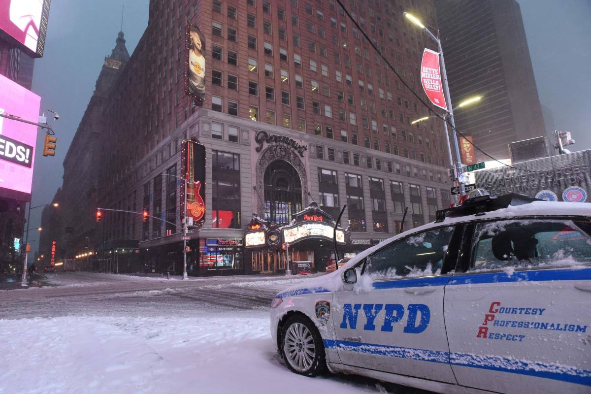 Un fuerte granizo seguía cayendo con fuerza en la tarde, golpeando en el rostro a los pocos transeúntes y porteros de edificios que paleaban nieve en las veredas. (Nueva York) FOTO AFP