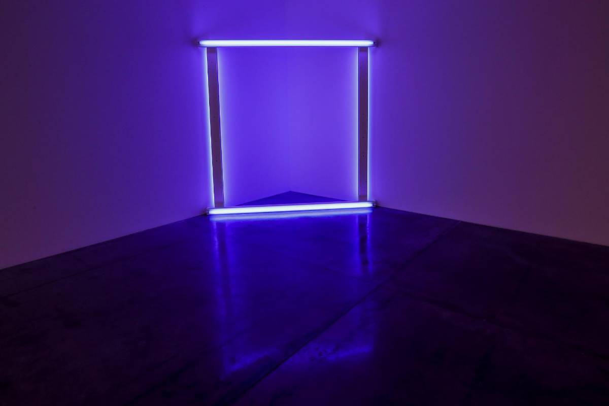 Las luces fluorescentes y su reflejo en el piso hacen parte de la propuesta de Dan Flavin. Foto: Jaime Pérez