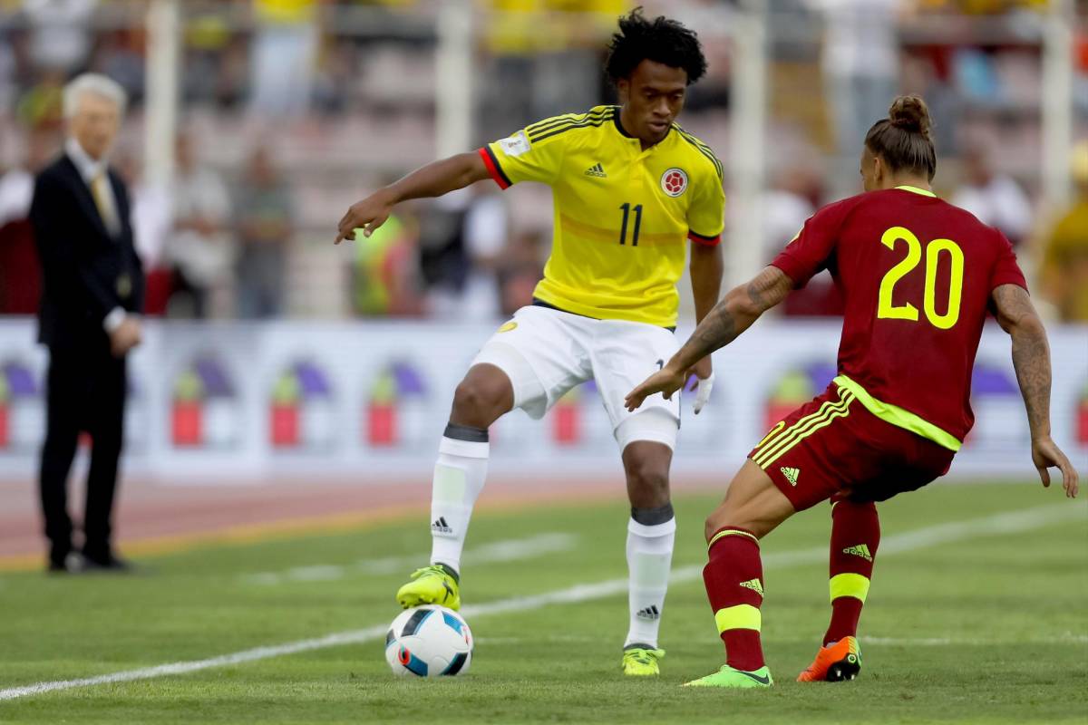 Cuadrado abusó del juego individual y perdió balones importantes en el mediocampo. FOTO EFE