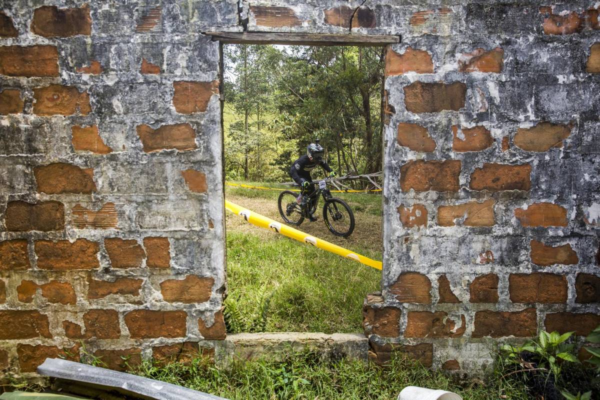 70 hombres y dos mujeres compitieron por lograr el menor tiempo posible en el descenso de la pista corta que tenía dos grandes saltos y altas velocidades. Foto: Esteban Vanegas