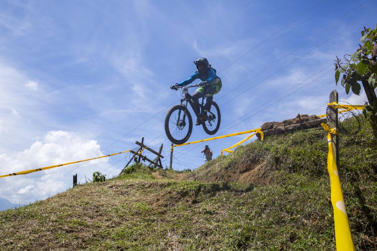 70 hombres y dos mujeres compitieron por lograr el menor tiempo posible en el descenso de la pista corta que tenía dos grandes saltos y altas velocidades. Foto: Esteban Vanegas