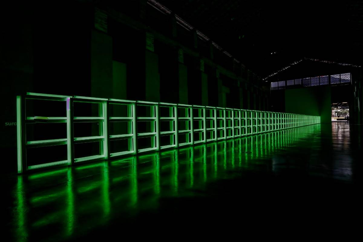 Las luces fluorescentes y su reflejo en el piso hacen parte de la propuesta de Dan Flavin. Foto: Jaime Pérez.