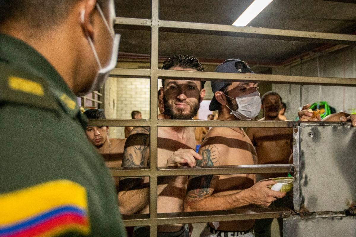 En la estación de Policía de Belén se entregaron las alimentaciones. FOTO CARLOS VELÁSQUEZ