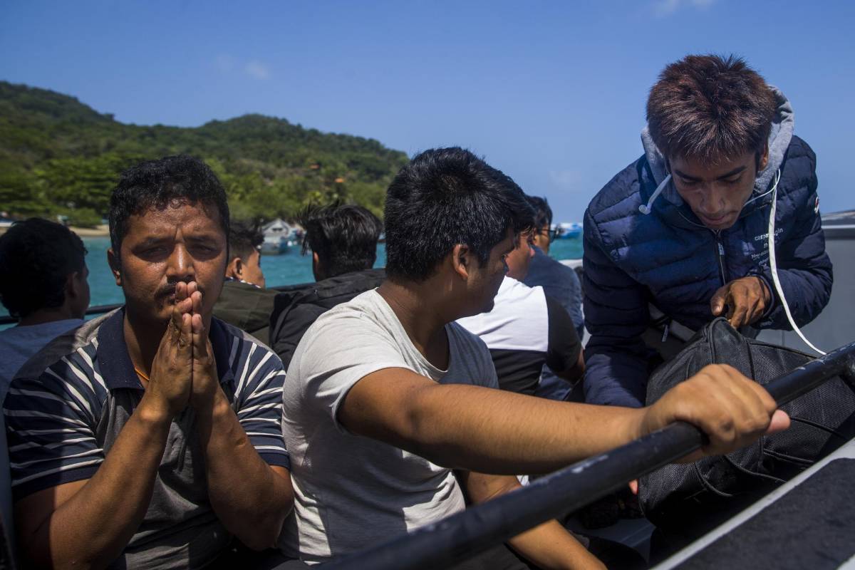 Un grupo de 15 jóvenes de Nepal fueron capturados por la Policía y son llevados por la Armada y Migración Colombia hasta Turbo, donde luego fueron liberados, según ellos, después de cobrarles entre 20 y 30 dólares. Foto: Esteban Vanegas