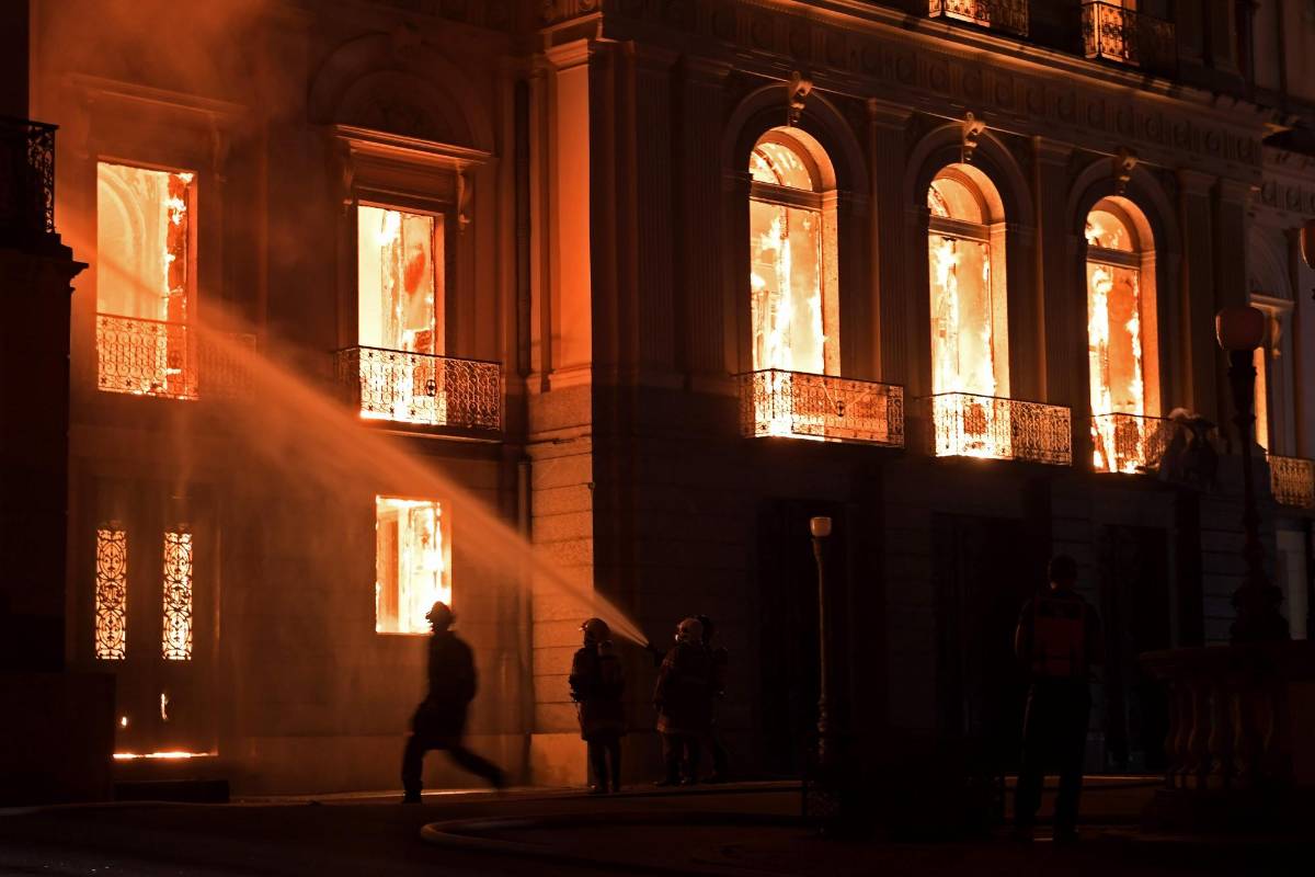 Pese al rápido envío de veinte cuadrillas de bomberos, el fuego fue avanzando por las cientos de salas del Museo, destruyendo todo lo que se encontraba a su paso. FOTO AFP