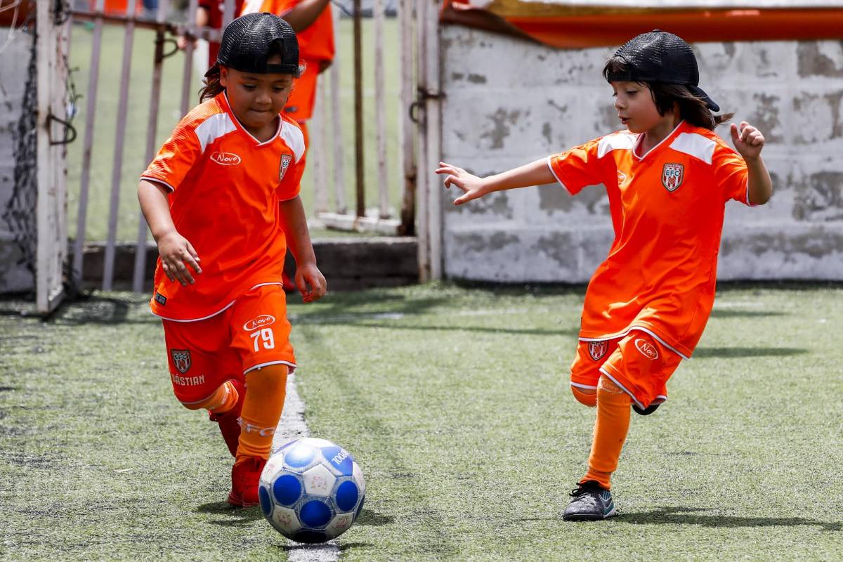 No son expertos en jugar fútbol pero disfrutan mucho con el balón. Foto: Jaime Pérez Munevar