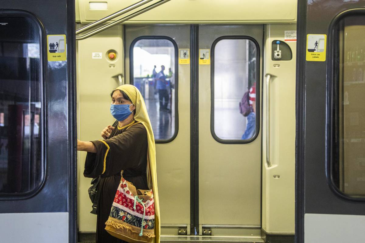 Cientos de personas se cruzan a diario en los vagones del Metro. Foto: Carlos Velásquez