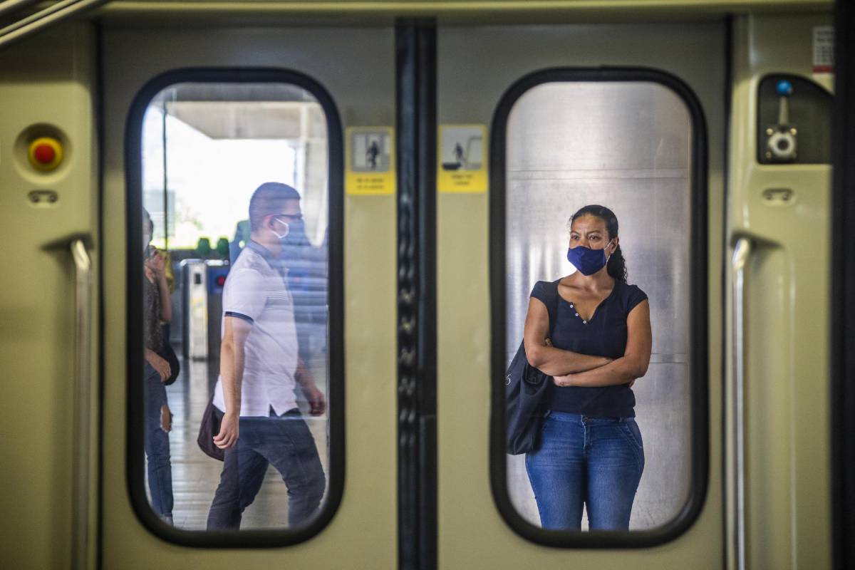 Cientos de personas se cruzan a diario en los vagones del Metro. Foto: Carlos Velásquez