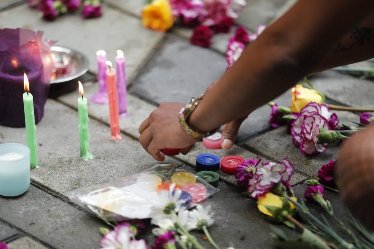 Varias personas rindieron un homenaje a la memoria de Daniela Quiñones y se manifestaron ante el caso de Luz Leidy Vanegas, quien ajusta seis meses desaparecida. FOTO CAMILO SUÁREZ