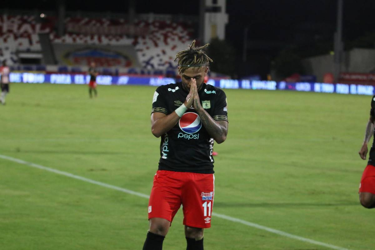 Después de 184 días sin competición, a ambos equipos se les vio, por diferentes pasajes del partido, faltos de agilidad. América de Cali dio un paso importante para consagrarse campeón de la Superliga, al vencer este martes, como visitante, 1-2 al Junior en el primer duelo de la final del certamen. Foto: Dimayor