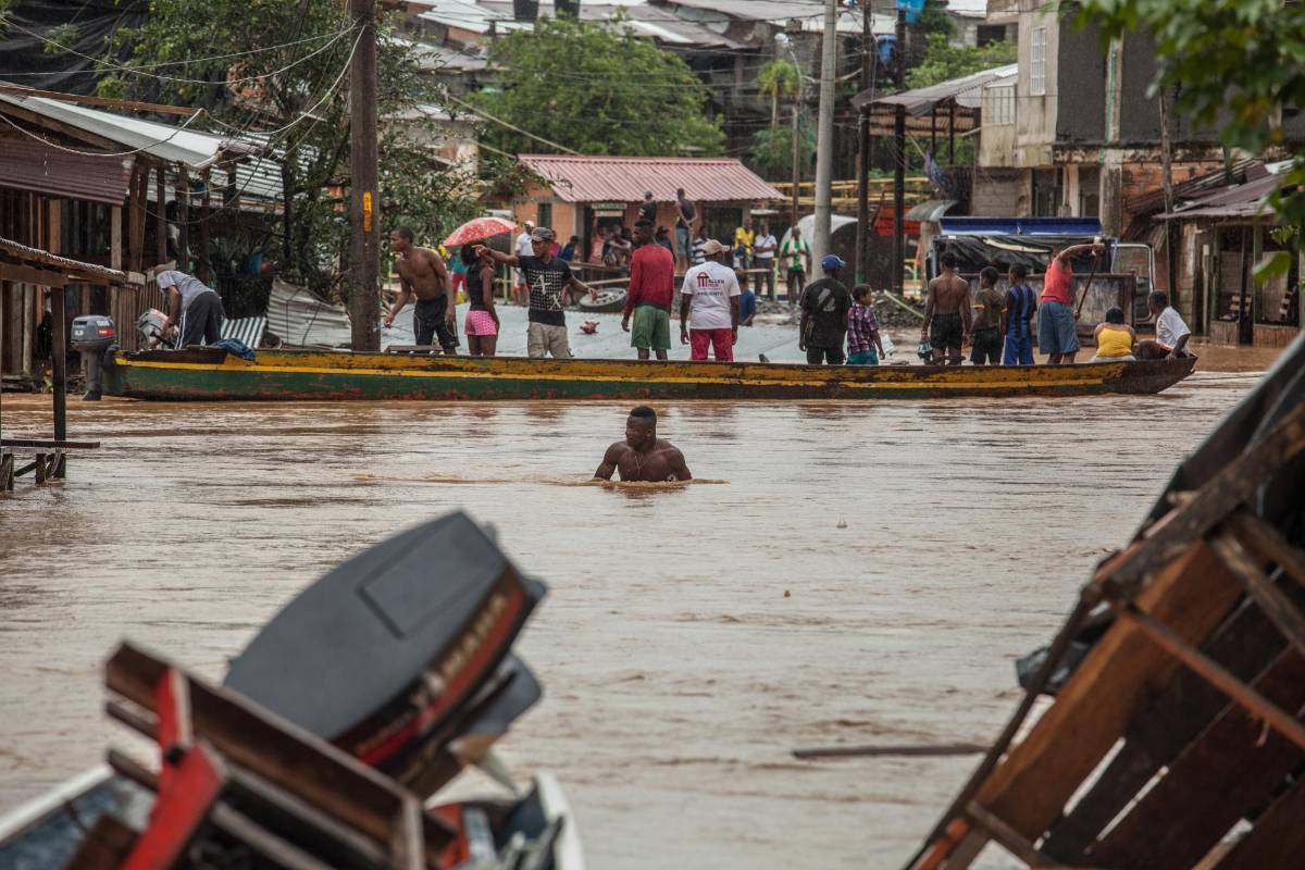 Las fuertes lluvias que se presentaron en la madrugada de este jueves tienen en emergencia a cuatro municipios de Chocó. Nuquí, Lloró (Foto), Bagadó y Cértegui han sufrido por la creciente de los ríos Andagueda y Atrato. Dos personas fallecidas, un centenar de desaparecidos y ocho viviendas destruidas son el saldo que entregan las autoridades. Foto: Murcy