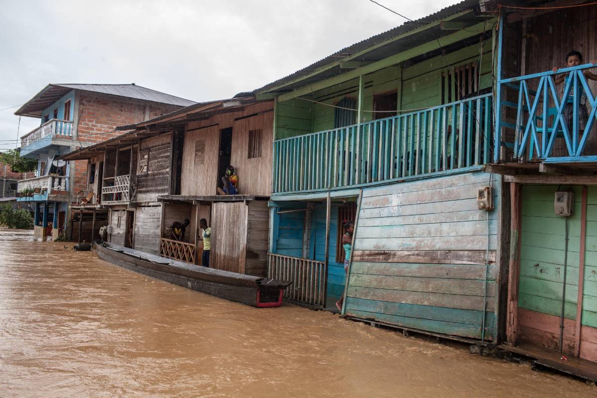 Las fuertes lluvias que se presentaron en la madrugada de este jueves tienen en emergencia a cuatro municipios de Chocó. Nuquí, Lloró (Foto), Bagadó y Cértegui han sufrido por la creciente de los ríos Andagueda y Atrato. Dos personas fallecidas, un centenar de desaparecidos y ocho viviendas destruidas son el saldo que entregan las autoridades. Foto: Murcy