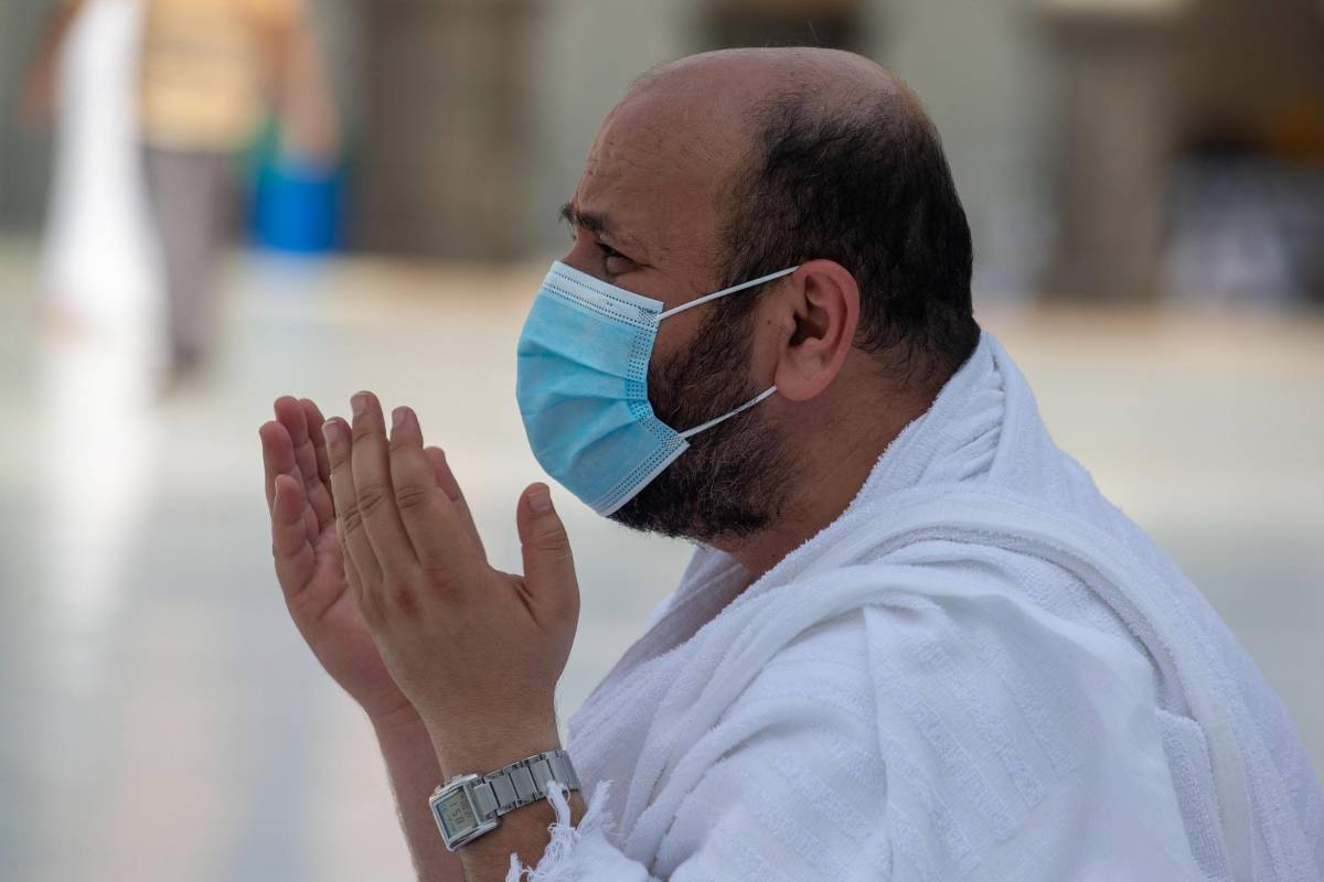 Arabia Saudita desplegó un importante dispositivo de seguridad y de medidas sanitarias en torno a los sitios religiosos. Y los rituales, durante los cuales los fieles debían llevar mascarillas y respetar la distancia física, fueron a veces modificados.