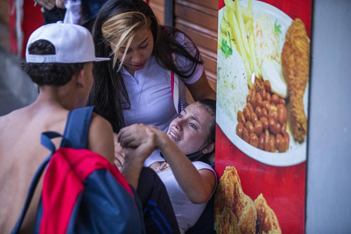 Una mujer resultó afectada por la inhalación de gases lacrimógenos. Tuvo que ser llevada en taxi a un centro asistencial. Foto: Carlos Velásquez