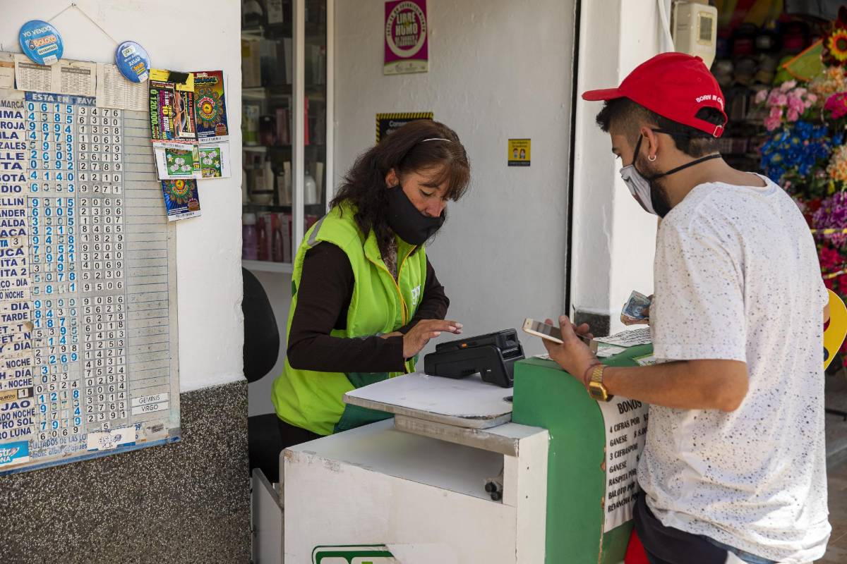 El comercio se reactiva en La Ceja con los cuidados de bioseguridad. FOTO CARLOS VELÁSQUEZ
