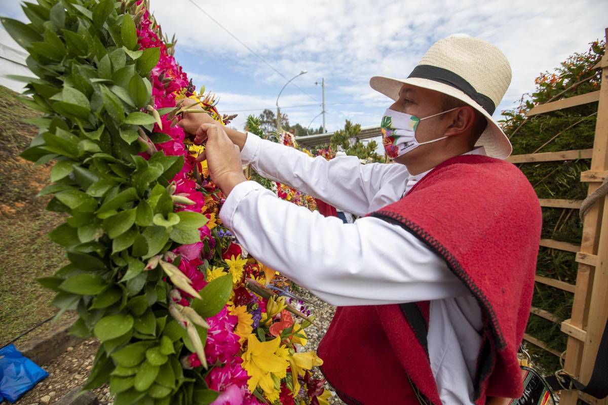 Silleteros, jurados y pocos invitados cumplieron con los protocolos de bioseguridad para evitar el contagio por el coronavirus. FOTO EDWIN BUSTAMANTE