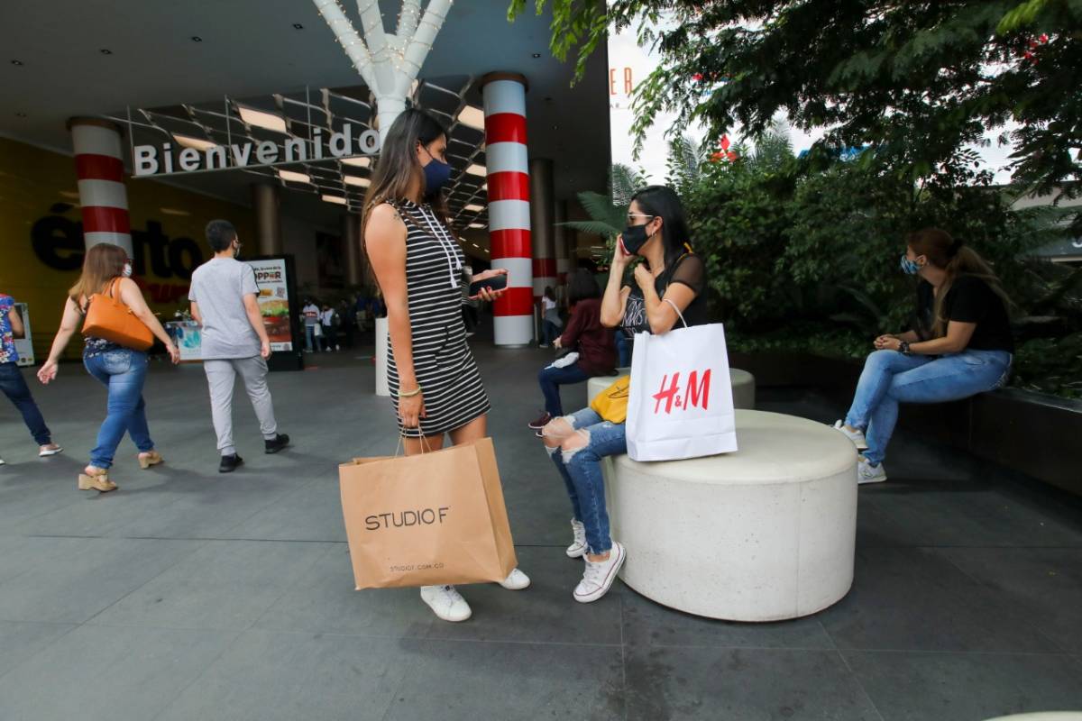 Tanto comerciantes como compradores registraron en la tercera jornada sin IVA un comportamiento extraordinario por encima de las expectativas que se tenia. Los comerciantes ofertaron descuentos adicionales de entre un 25 % y un 50 %. Foto: Edwin Bustamante.