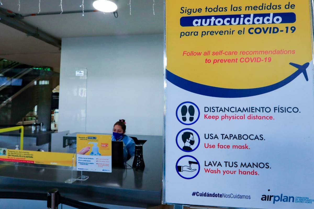 En el momento de embarque, durante el vuelo y llegada, se deben seguir las instrucciones dadas por las aerolíneas para el cuidado personal y de los demás. FOTO JAIME PÉREZ