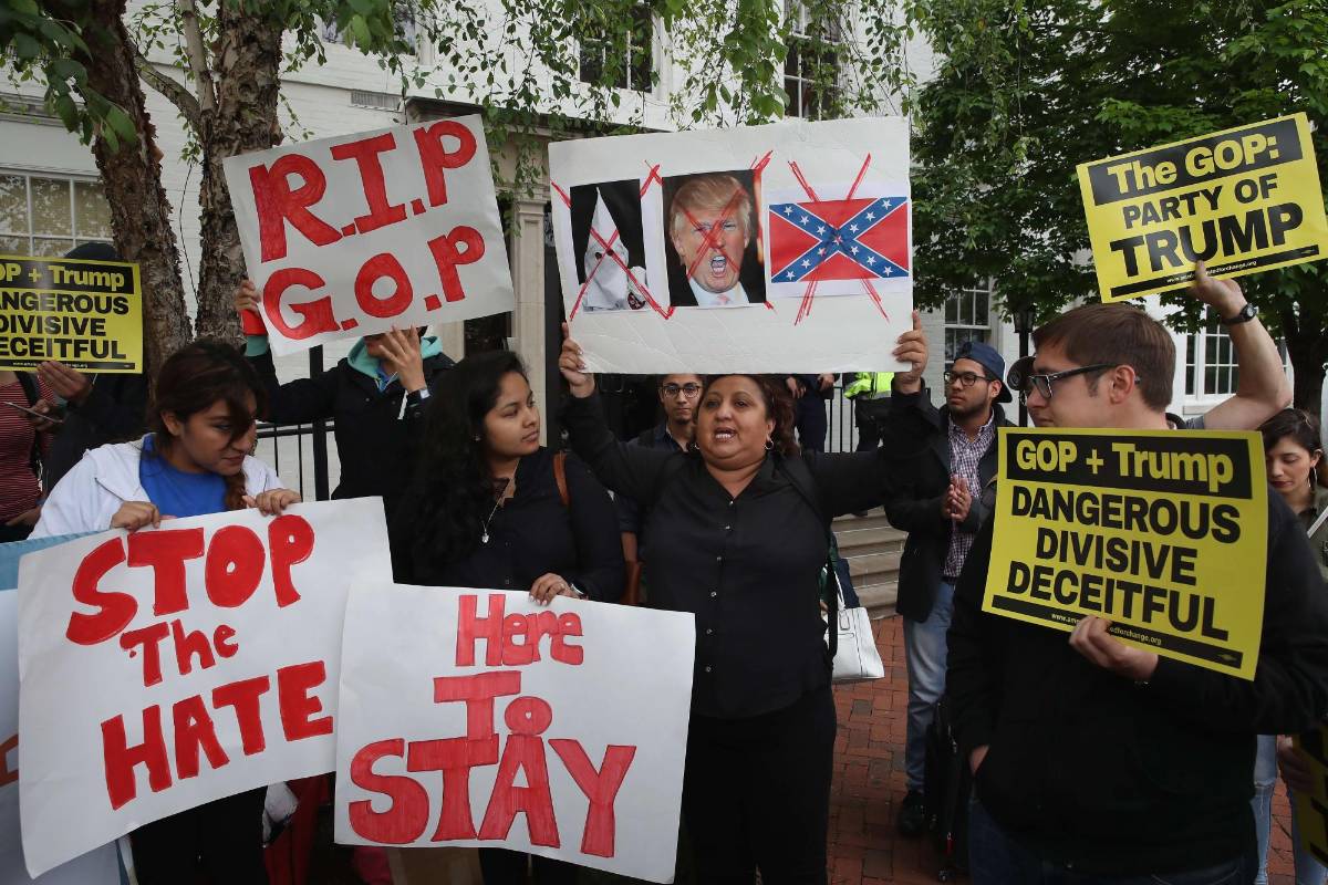 “Partido Republicano + Trump = peligroso, divisivo, engañoso”, “Trump es un racista” y “Paren el odio”, fueron algunas de las consignas de los manifestantes. FOTO: AFP