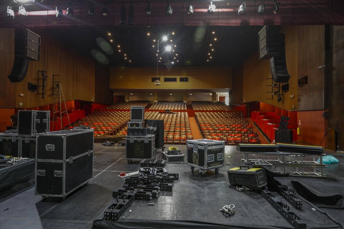 La crisis ronda a los teatros de Medellín debido a que aún no han podido brindar sus presentaciones artísticas. La pandemia afectó de forma contundente su cotidianidad y los espacios vacíos ahora son aprovechados por los mismos artistas para reacomodar y hacer mantenimiento al lugar. Siguen a la espera de recomenzar la función porque el show debe continuar. Foto Manuel Saldarriaga Quintero.