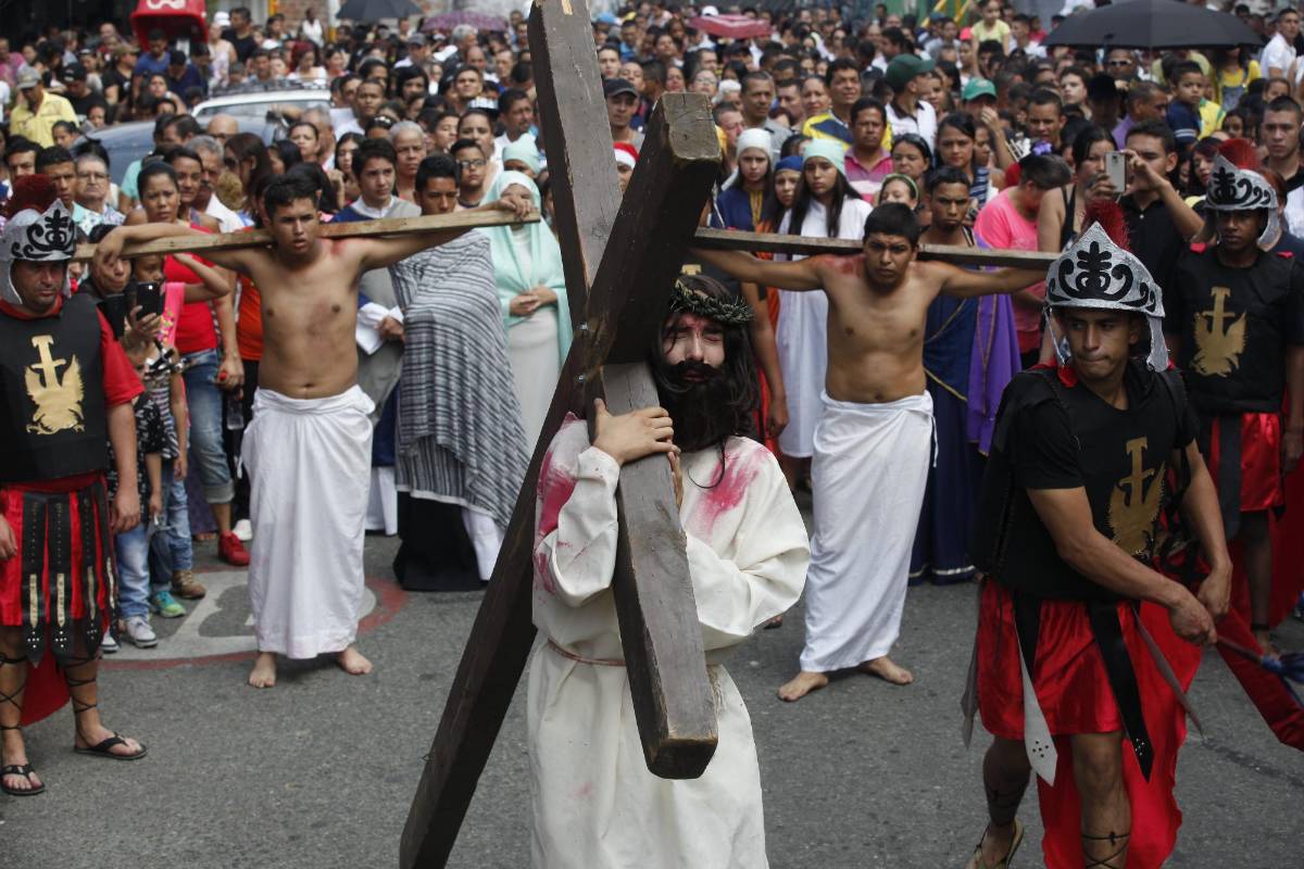 Cómo vivieron el viacrucis de este viernes los feligreses de la parroquia San Martín de Porres en Medellín (Colombia). FOTO Manuel Saldarriaga Quintero. 