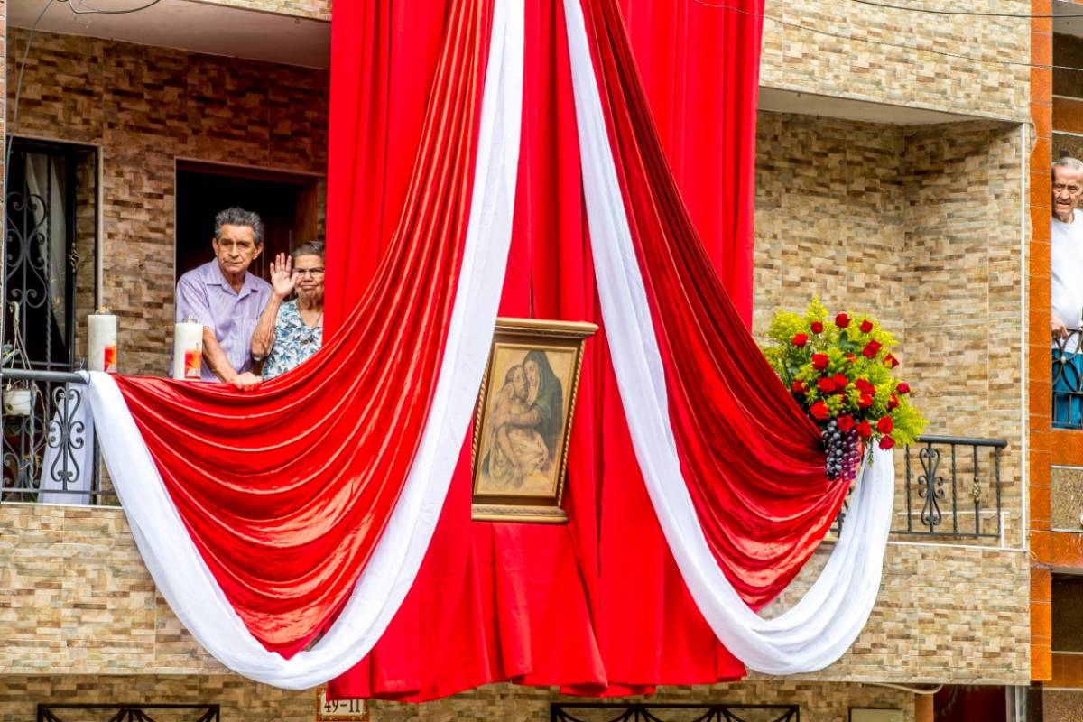 En este municipio del sur, el viacrucis lo lideró el padre Pedro Pablo Agudelo de la parroquia del barrio San Pio. Al mismo tiempo que se hacían las oraciones se recogían donaciones en alimentos y dinero para los más pobres. Foto: Juan Antonio Sánchez. 