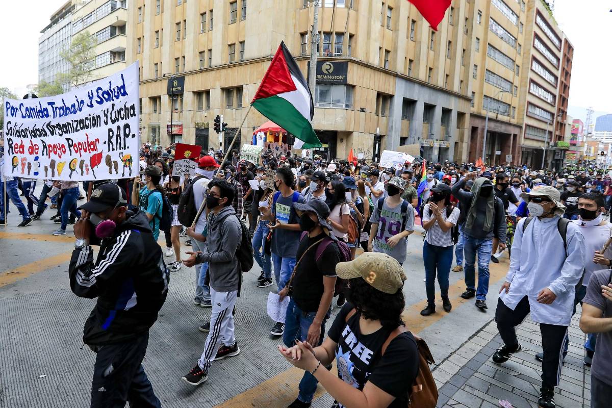 Una marcha estudiantil que recorrió las calles del centro de la ciudad, en plena pandemia del nuevo coronavirus, terminó en alteraciones del orden público, confirmó la Policía. FOTO JAIME PÉREZ