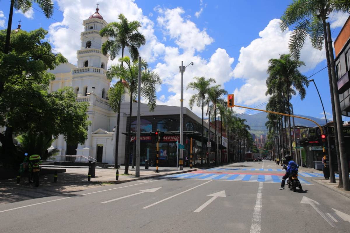 La cuarentena estricta comenzó este viernes y va hasta las 11:59 p. m. del lunes 20 de julio. En el parque de Envigado hay una notoria reducción del flujo de personas. FOTO JUAN ANTONIO SÁNCHEZ