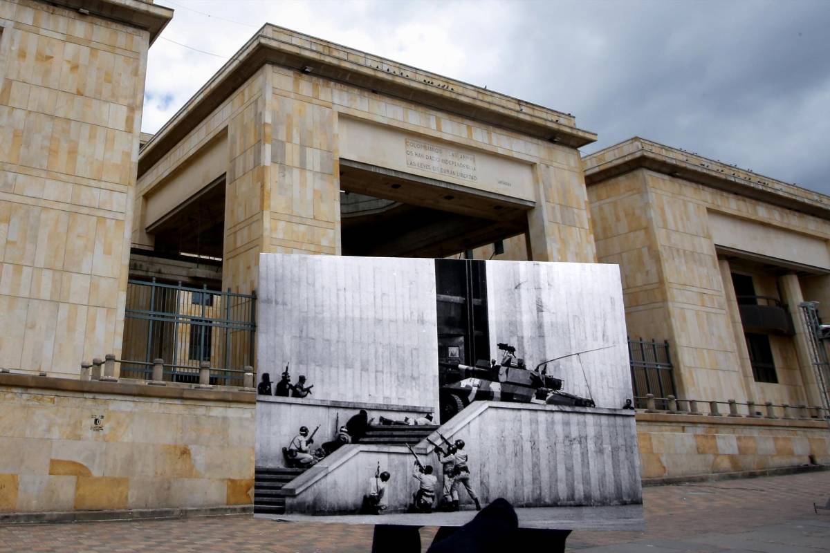 Soldados apostados en los muros del Palacio de Justicia cubren el ingreso de uno de los tanques. FOTO Mauricio Alvarado- Colprensa