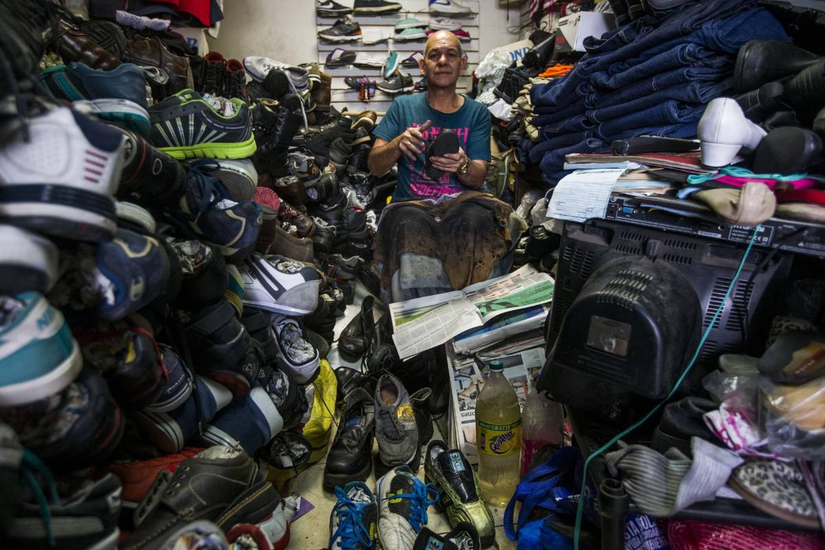 Alberto Piedrahita rebusca su economía diaria con la venta de zapatos y ropa. Ya tiene clientes fieles que regresan por la calidad de sus servicios. Foto: Julio César Herrera