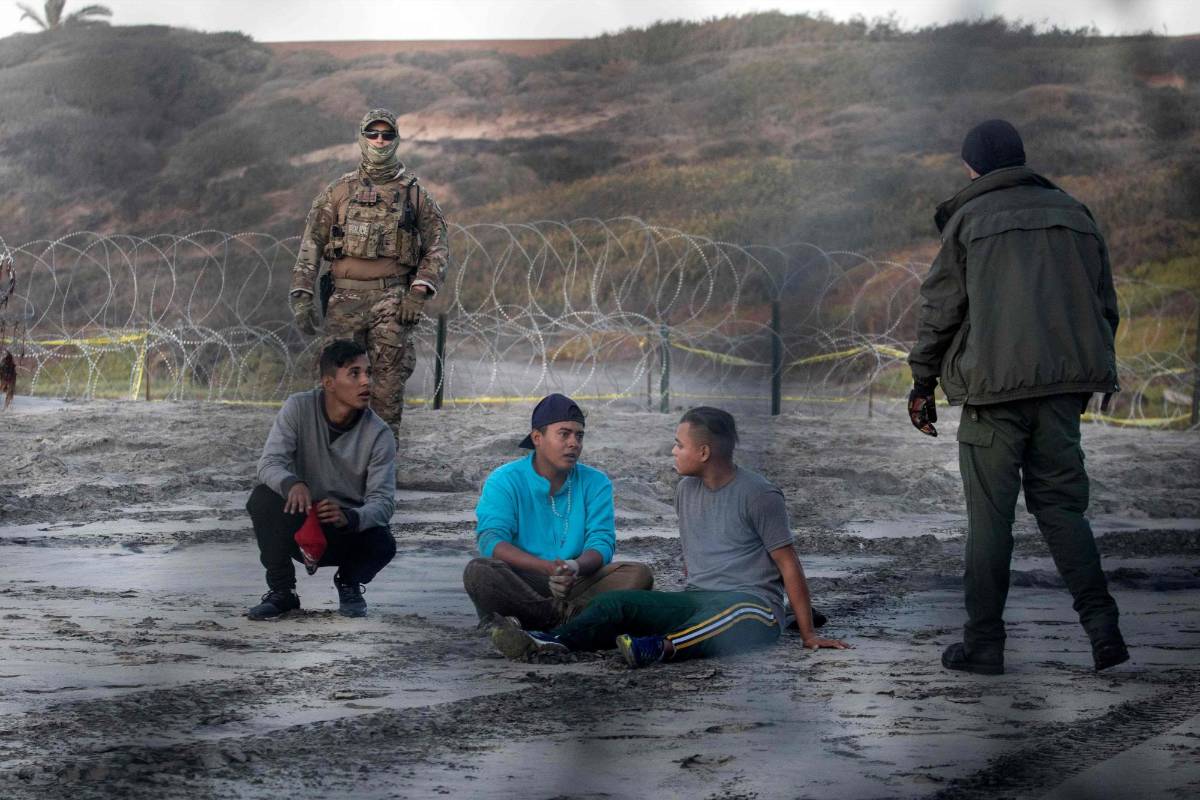 En difíciles condiciones de calor, hambre y deshidratación, los migrantes de Centro y Suramerica tratan de cruzar desde México hacia el norte, bajo el constante asedio de las autoridades norteamericanas que buscan evitar la llegada de estos grupos de familias que no tienen la visa para entrar al país. Foto: AFP