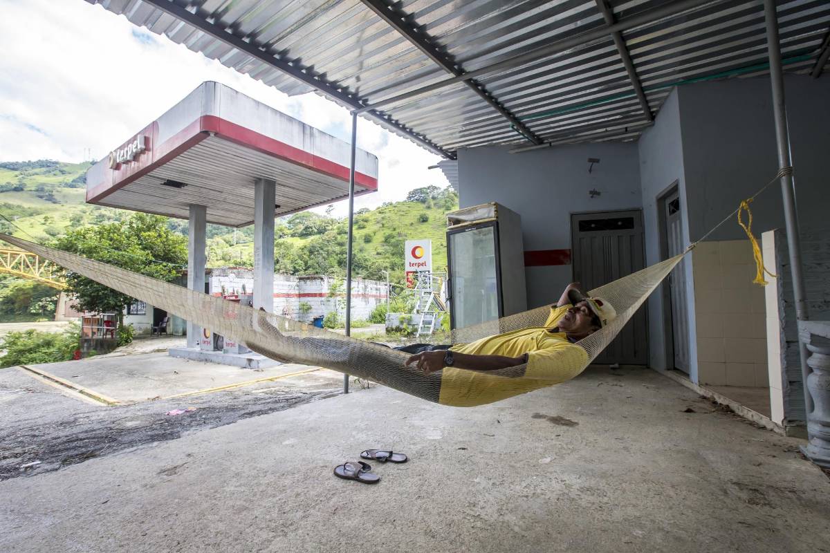 Jaime Lozano pasa las tardes descansando en su hamaca que cuelga en la antigua estación de gasolina. Foto Juan Antonio Sánchez Ocampo