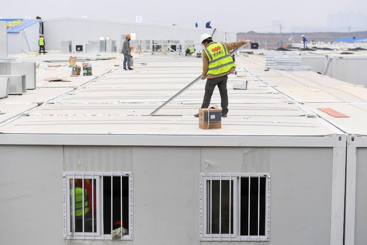 Los obres realizaban en la mañana de este domingo los últimos ajustes de la obra. FOTO AFP