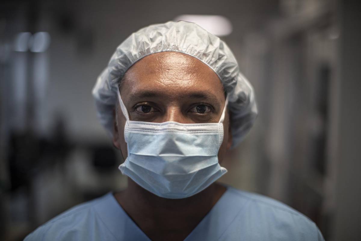 Diego Alejandro Muñoz Rincón, 41 años, médico urgentólogo desde 2008, intensivista desde 2014 en la UCI del Hospital Pablo Tobón Uribe. Foto: Esteban Vanegas