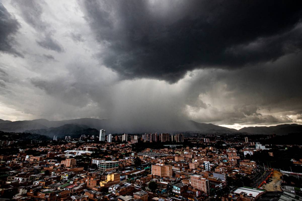 La columna de lluvia se pudo observar en límites entre Itagüí y La Estrella, el aguacero se extendió por buena parte del Valle de Aburrá. FOTO JAIME PÉREZ