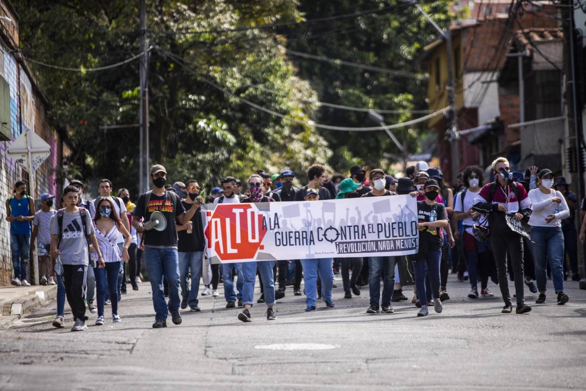 Con pancartas y cánticos los asistentes manifestaron su indignación por los recientes hechos de abuso policial. Foto: Carlos Velásquez