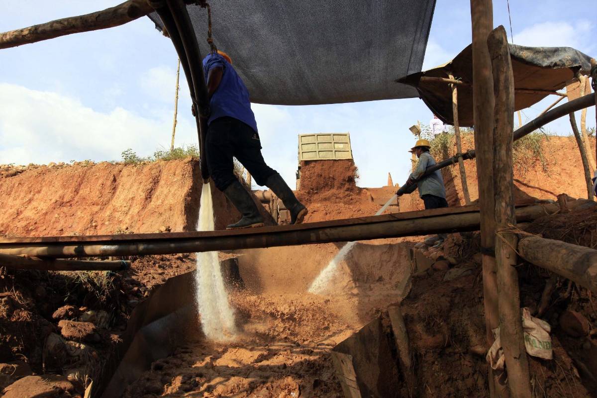 La tierra recogida por las retroexcavadoras es lavada en estas tolvas, canalones y parrillas, que separan el oro de otros minerales como la tierra y la piedra. FOTO MANUEL SALDARRIAGA