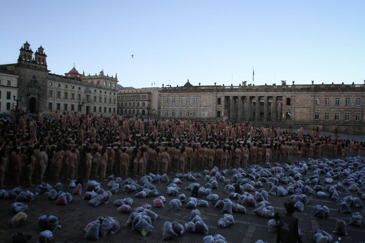Tunick es conocido por fotografiar personas desnudas, como una forma de arte, las instalaciones del norteamericano se han realizado en ciudades como Buenos Aires, Londres, Melbourne, Montreal. FOTOS COLPRENSA