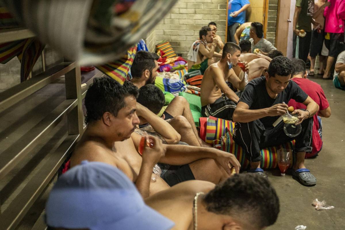 Un grupo de voluntarios acompañó al chef en la preparación especial. FOTO CARLOS VELÁSQUEZ