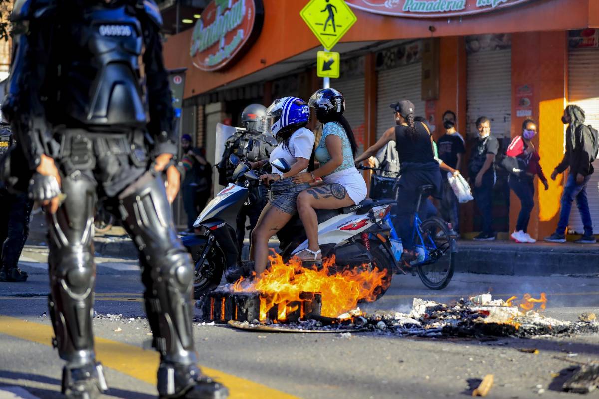Manifestantes en Medellín marcharon por las calles para rechazar los abusos de la Fuerza Pública. Hubo enfrentamientos y actos vandálicos. FOTO: Jaime Pérez