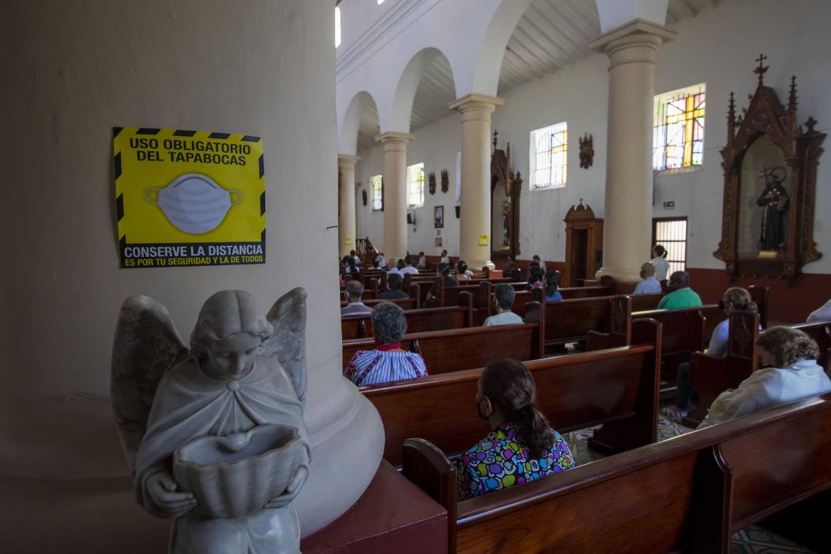 Además de la reapertura económica, los templos religiosos se suman a los lugares que, aunque limitados, permiten compartir con tapabocas y el uso de las zonas de desinfección. Foto: Edwin Bustamante