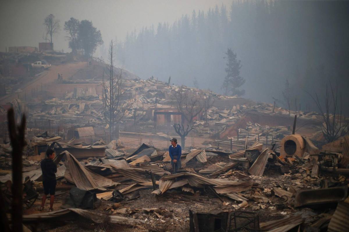 En los trabajos de control y extinción de las llamas, que han dejado hasta el momento más de 8.000 damnificados, trabajan más de 4.500 personas, entre bomberos, brigadistas de la Conaf, trabajadores de empresas forestales, personal de las Fuerzas Armadas y Carabineros (Policía militarizada) y voluntarios. FOTO AFP
